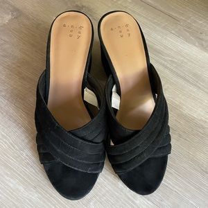 Black Cross Strap Heels (7.5W)